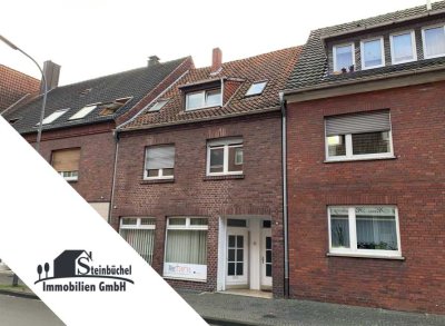 Gepflegtes Mehrfamilienhaus inkl. eines Ladenlokales und zwei Garagen in zentralster Lage!