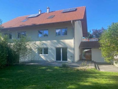 Moderne und großzügige DHH mit schönem Garten in der Ortsmitte