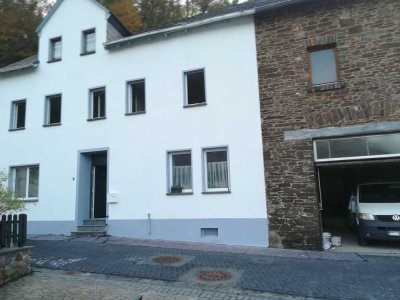 Renoviertes 4-Zimmer Haus mit Garage in Burgen