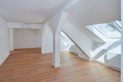 ERSTBEZUG NACH GENERALSANIERUNG: klimatisierte 3-Zimmer-DG-Wohnung mit hofseitiger Terrasse nahe U3 Linie