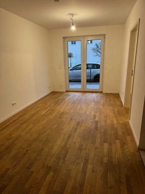 Kleine 2-Zimmer-Wohnung mit Terrasse, Einbauküche und Duschbad.