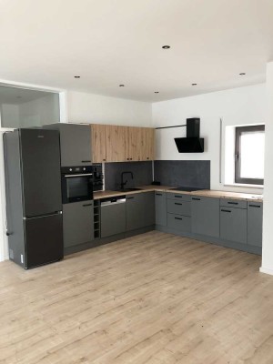 Vollständig renovierte Erdgeschosswohnung mit neuer Einbauküche und zwei Stellplätzen