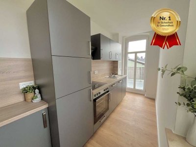 Frisch Renoviert I sonniger Balkon I Bad mit Eckbadewanne I neue Einbauküche