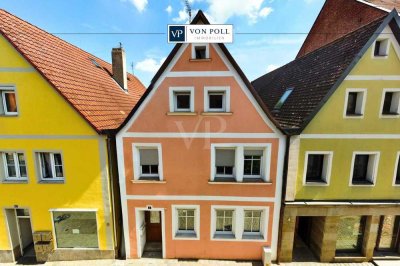 Modernisiertes Dreifamilienhaus am Marktplatz – stilvoll wohnen und investieren im Herzen der Stadt