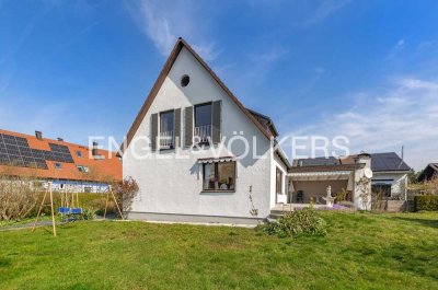 Gröbenzells Herz: Geräumiges Haus mit idyllischem Eckgrundstück und Außenkamin