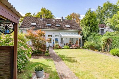Wie aus dem Bilderbuch:
"Ensemblegeschütztes Zweifamilienhaus mit traumhaftem Gartenbereich"