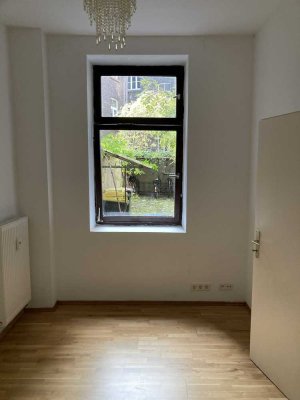 Topsanierte attraktive helle 3-Zi.-Denkmal-Altbau-EG-Whg. Terrasse geplant