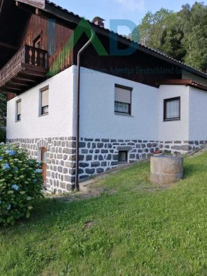 Einladendes Familienhaus mit großem Garten und idealer Verkehrsanbindung.