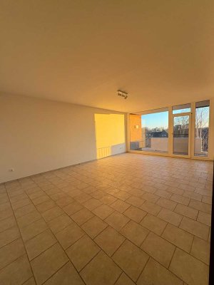 Neu renovierte großzügige 3 Zimmer Wohnung mit Südbalkon