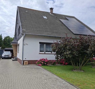 Gepfl. Doppelhaushälfte - ruhige Lage - große Garage - großzügige Auffahrt für PKW ´s und  Wohnmobil