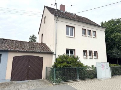 Schönes Einfamilienhaus mit EBK, Garage und Garten