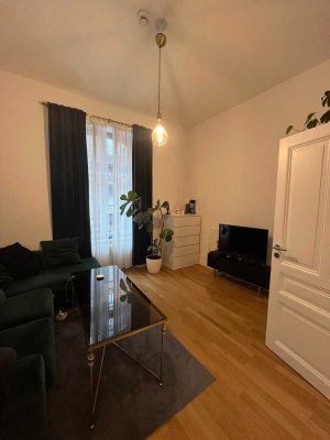 Urbanes Wohnen mit Altbau-Ambiente:  sanierte 3 Zimmer-Wohnung im Bahnhofsviertel