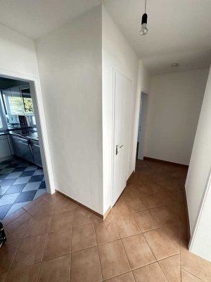 Vollständig renovierte 3-Raum-Wohnung mit Balkon und Einbauküche in Burgdorf