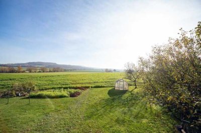 Attraktive 5-Zimmer-Wohnung mit herrlichem Ausblick und Wintergarten in naturnaher Ortsrandlage