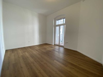 ***Komplett saniert * ruhig und zentral * 3-Zimmer-Wohnung mit Balkon***
