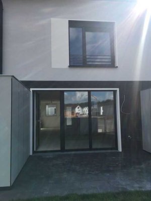 Erstbezug Reihenhaus 5 ZKB, Gäste WC, Stellplatz