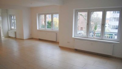 Moderne 2-Zimmerwohnung mit EBK und Balkon. Fußläufig zum Rhein