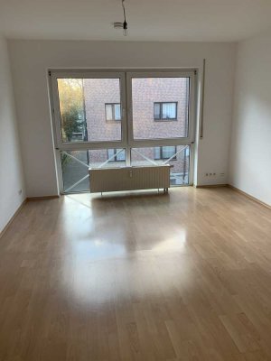Gut geschnittene 2-Zimmerwohnung mit EBK, Stellplatz und Gartenmitbenutzung in Frankfurt - Hausen