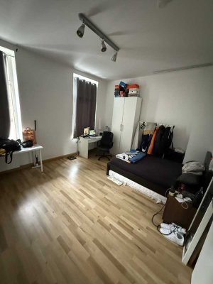 Untermiete: Möbliertes Zimmer mit eigener Küche in Aachen Zentrum (Juli–Oktober)