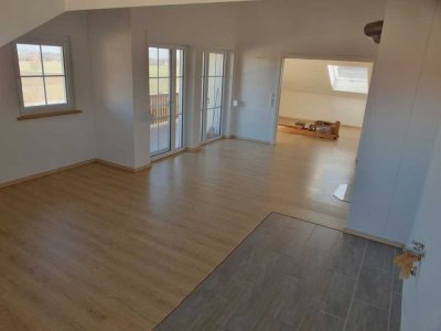 Beste Aussicht unterm Dach: wunderschöne, helle 4-Zimmer-Wohnung mit 2 Balkone