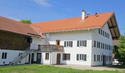 Erstbezug nach Sanierung: Helle 3-Zimmer-Erdgeschosswohnung mit Terrasse u. Garten in Sindelsdorf