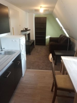 Ruhige Dachgeschosswohnung mit großer Terrasse in grüner Lage