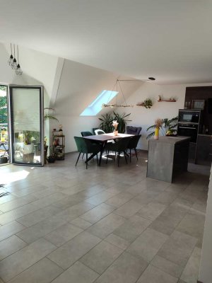 Stilvolle, neuwertige 3-Zimmer-Dachgeschosswohnung, geh. Innenausstattung mit EBK in Frankfurt