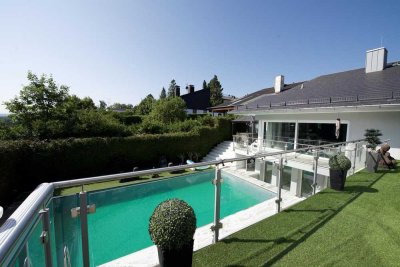 AUSSERGEWÖHNLICHE VILLA IN SEENÄHE