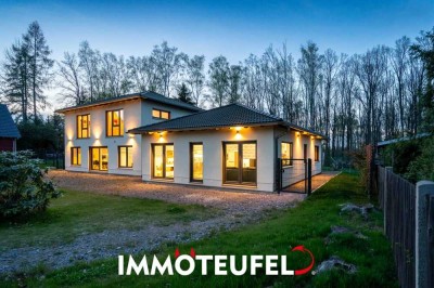 Exklusives Wohnensemble aus Stadtvilla und Bungalow auf großem Grundstück – stilvoll, effizient und