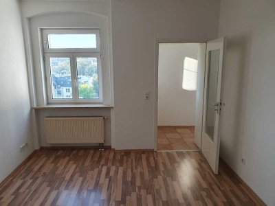 Zentrumsnahe 2-Raum-Wohnung im Dachgeschoss mit Einbauküche und Garage