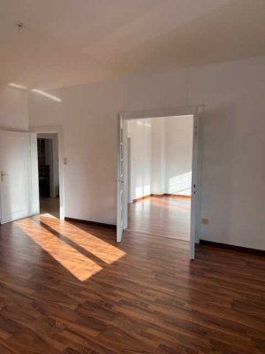 Helle, freundliche, renovierte 4-Zimmer-Altbau-Wohnung mit Tageslichtbad und 2 Balkonen