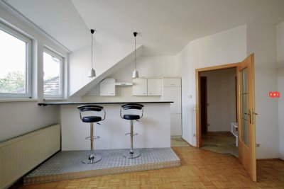 Schöne Altbau Dachgeschosswohnung in bester Lage