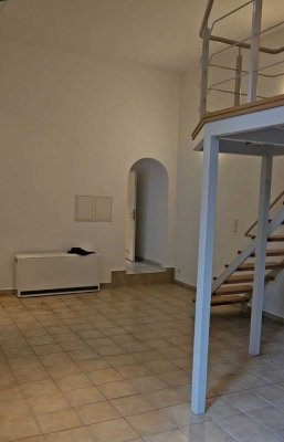Stilvolle und ungewöhnlich gebaute 1-Raum-Wohnung auf 2 Ebenen, zentral Nähe Rhein