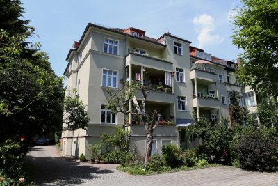 Hübsche Souterrain Wohnung, auch als  Büro nutzbar, in ruhiger Lage, Bad mit Wanne