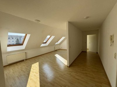 Sonnige, schöne 2,5 Zi. Wohnung mit separater Wohnküche, Dachboden, Allg. Stellplätze