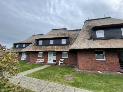 3 Zimmer-Etagen-Wohnung unter Reet über zwei Geschosse dicht am Strand mit Gartenanteil