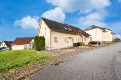 Charmante Doppelhaushälfte in Straubenhardt: Modern, gepflegt & naturnah mit Garten | Ortsrandlage!