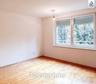 Schöne 3-Zimmerwohnung mit Terrasse in einem zentral gelegenen Wohnhaus (befristet vermietet) mit Potential