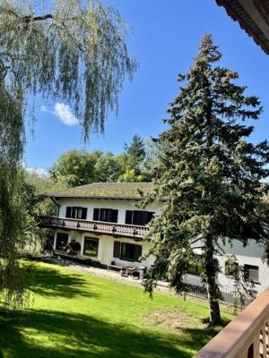 Herrschaftliche Villa auf großzügigem Grundstück mit eigenem Teich sowie Hallen