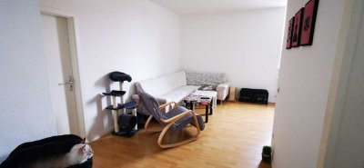 Sanierte Altbauwohnung in herrschaftlichem Altbau mit großem Wohn-Essbereich!