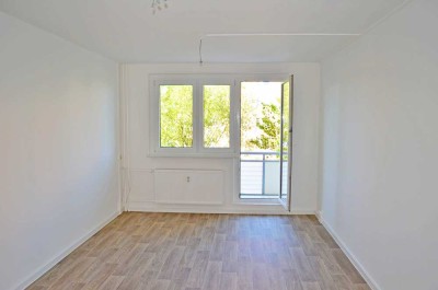 renovierte 4-Raum-Wohnung, 1.Etage mit 2 Stellplätze, Badewanne, Balkon! Bezug ab 26.06.25 möglich!