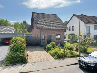 Freistehendes Einfamilienhaus, voll unterkellert, verklinkert, mit Doppelgarage und Pool