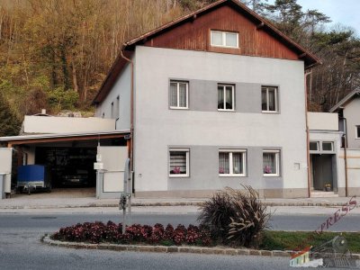 Großes Zweifamilienhaus mit 2 getrennt begehbaren Wohnbereichen (8Zimmer) wartet auf Sie! Sofort beziehbar!