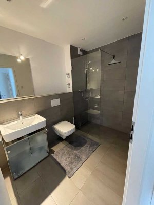 Geschmackvolle Wohnung mit zwei Zimmern sowie Balkon und Einbauküche in Mainz