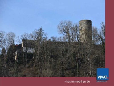 Direkt am Fuß der Burg: Haus zum Liebhaben mit Adlerhorst-Aussicht! Großes Grundstück.