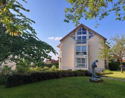 Herrliches Wohnen im Schlosspark. Schicke 2-Zi.Whg. mit Balkon und Fernblick