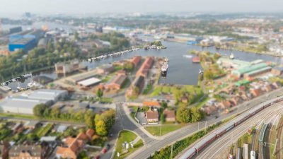 Großzügig - Doppelhaus mit acht Zimmern und pflegeleichtem Grundstück