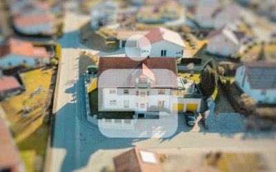 Platz für Ihre Visionen: Exklusives Zweifamilienhaus mit Praxis in Eging am See!