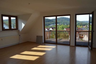 Schöne neuwertige 3 Zimmer Dachgeschoss-Wohnung mit großem Balkon in Kelkheim-Fischbach