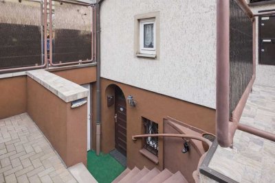 Raum für Ideen: Sanierungsbedürftige Souterrain-Wohnung in zentraler Lage